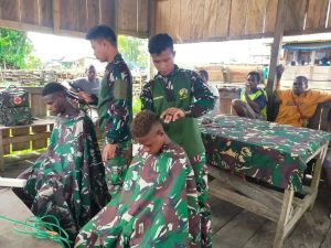 Tampil Beda dan Rapi, Keterampilan Prajurit Kostrad Cukur Gratis Warga Papua