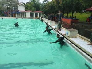 Renang Salah Satu Kemampuan Dasar Prajurit, Prajurit Yonkes 1 Kostrad Laksanakan Renang Militer
