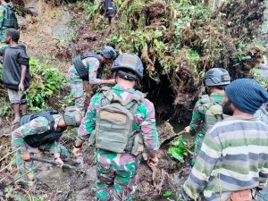 Aksi Cepat Tanggap Bencana! Satgas Yonif Raider 321/GT Gotong Royong Perbaiki Akses Jalan Utama, Aktifitas Masyarakat Berjalan Lancar