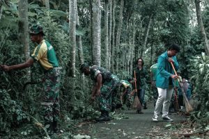 Bersama Rakyat TNI Kuat, Prajurit Kostrad Bakti Sosial Bersama Warga