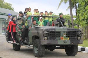 Kenalkan Dunia Militer Sejak Dini, Anak TK Kartika XXVII Yonif MR 412 Kostrad Antusias