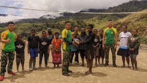 Rangsang Minat Olah Raga Warga Nduga, Yonif R 321 Kostrad Bangun Sarana Olah Raga