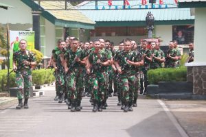 Fisik Yang Prima Siap Dukung Tugas, Prajurit Yonif MR 412 Lari Beban Senjata