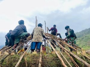 Lestarikan Rumah Tradisional, Satgas Yonif Raider 321 Kostrad Gotong Royong Bangun Honai Masyarakat Distrik Mbua Papua