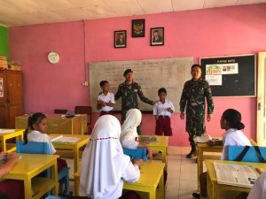 Peduli Kesehatan Anak-anak, Satgas Yonarmed 1 Kostrad Berikan Edukasi Sikat Gigi Sehat