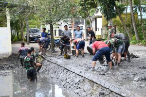 Bahu-membahu, Prajurit TNI AL Lanal Tanjung Balai Asahan Bersihkan Lingkungan Markas