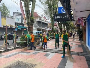 Semakin Bersih Alun Alun Magelang, Prajurit Kostrad Peduli Kebersihan Kota Magelang