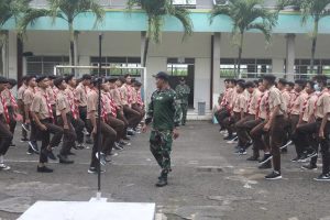 Tanamkan Kedisiplinan, Prajurit Yonif Raider 515 Kostrad Latih PBB Kepada SMK PGRI 3 Tanggul