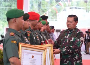 Raih Prestasi Membanggakan, Prajurit TNI AD Terima Penghargaan dari Panglima TNI