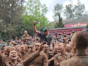 Wujudkan Rasa Bangga Terhadap Satuan, 177 Prajurit Yonif PR 330 Kostrad Laksanakan Tradisi
