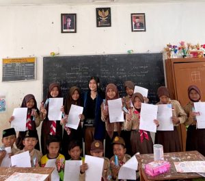 Pentingnya Literasi Keuangan, Mahasiswa KKN UNDIP Lakukan Pengenalan Konsep Ekonomi Pada Anak-Anak