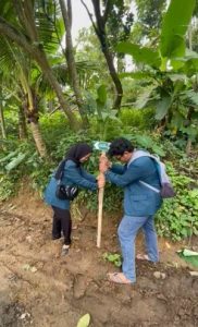 Tidak Memiliki Jalur Evakuasi, Mahasiswa KKN Lakukan Pemasangan Tanda Rawan Longsor di Desa Gapura