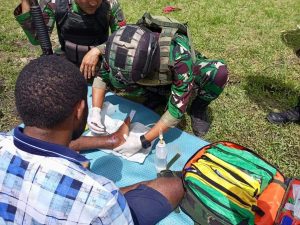Prajurit Kostrad Sasar Warga Kampung Putagaima, Layani Warga Menderita Sakit