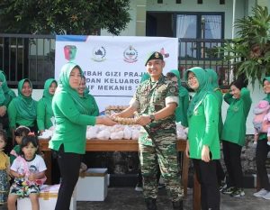 Tambah Gizi Prajurit dan Keluarga, Yonif Mekanis 318 Divif 1 Kostrad Bagikan Telur dan Susu
