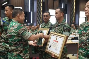 Danbrigif PR 18/Trisula Kolonel Inf Bagus Budi Adrianto, S.E Menerima Piagam Penghargaan Satker TNI AD Peraih Predikat WBK Pada Rapim TNI AD