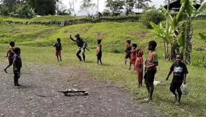 Ajarkan Permainan Tradisional, Satgas Yonif R 303 Jalin Kedekatan Dengan Anak – Anak Puncak