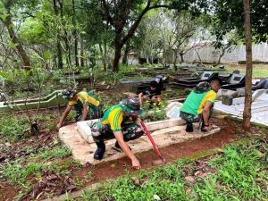 Bakti Sosial Prajurit Kostrad, Bersihkan Lingkungan Pemakaman Bersama Warga