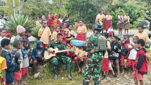 Tanamkan Jiwa Nasionalisme dan Cinta Tanah Air Di Papua, Prajurit Kostrad Ajarkan Lagu Kebangsaan