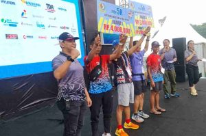 Kobarkan Semangat Bela Negara Ditengah Guyuran Hujan, Peserta Setia Waspada Run 2023 Antusias