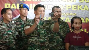 Warga Kota Pekalongan Serahkan Granat dan Pistol Kepada TNI.