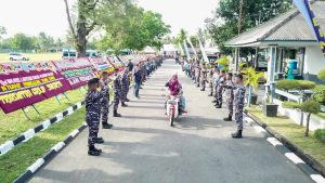 Penuh Haru, Segenap Prajurit dan PNS Melepas Danlanal Bintan Dengan Mengendarai Motor Honda C70