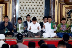 Kasad Bersama Kyai Cholil Nafis Sholat Subuh Berjamaah dan Khotmul Quran di Masjid Agung Cianjur