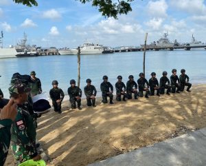 TUMBUHKAN JIWA KORSA, KOMANDAN KRI BARAKUDA-814 PIMPIN TRADISI PEMBARETAN PRAJURIT ABK