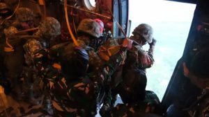 Langit Jeneponto Ditebar Payung Udara, Yonif PR 432 Kostrad Terjun Penyegaran Statik