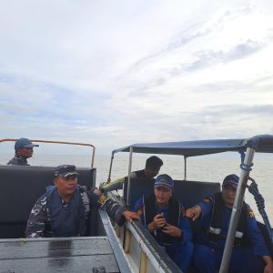 TNI AL Palembang Laksanakan SAR Insiden Jatuhnya ABK TB Karya Pacific 19 dan TK Pacific Star 52 Di Perairan Ambang Luar Sungsang