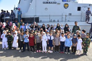 Tanamkan Cinta Kebaharian, Anak TK dan Paud Wisata Edukasi Ke KRI Siribua-859 Satrol Lantamal XII Pontianak