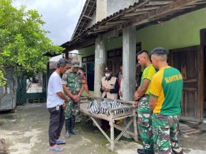 Bersih Bersih Pasca Banjir di Sukoharjo,Prajurit Bremoro Hadir di Tengah Kesulitan Rakyat