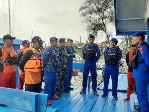 TIM SAR LANAL PALEMBANG LANTAMAL III BERHASIL EVAKUASI JENAZAH ABK TB. KARYA PASIFIK 19 YANG JATUH DARI ATAS KAPAL