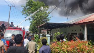 Gerak Cepat Tim Damkar Lanal Simeulue Turut Padamkan Kebakaran di Simeulue