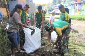 Bersama Masyarakat, Prajurit Menarmed 2 Kostrad Galakkan Karya Bakti