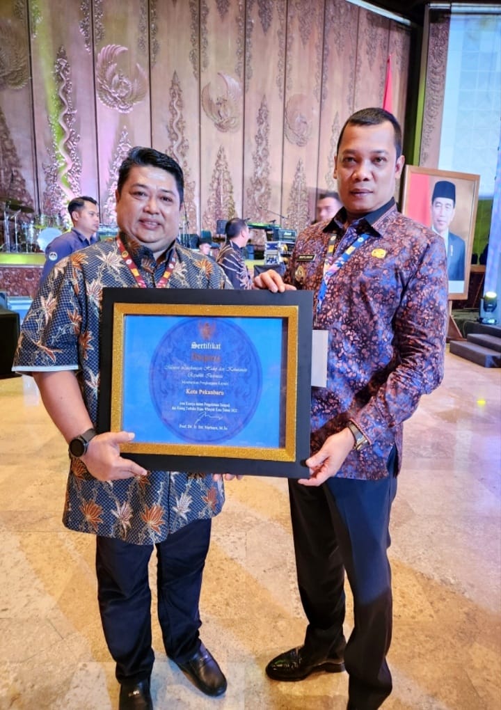 ket.gambar : Afriandi, S.H.,M.Si Kepala Dinas Lingkungan Hidup dan Kebersihan (DLHK) (Kiri) dan (kanan) Muflihun, S.STP, M.AP walikota Pekanbaru, (foto : Istimewa)