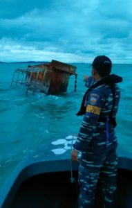 TNI AL Bintan Aksi Amankan Bouy Yang Hanyut Karena Cuaca Buruk