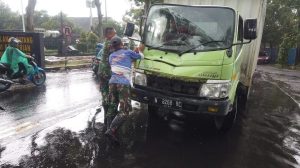 Insiden Kecelakaan Truck, Prajurit Yonbekang 2 Selamatkan Sopir Truck