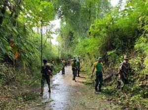 Penuh Semangat Dan Gembira, Prajurit Denpal Divif 2 Kostrad Bersama Rakyat Bersih Bersih Lingkungan