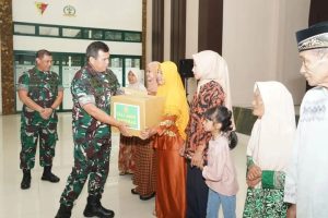 Paket Sembako Gratis Atasi Kesulitan Rakyat, Divif 2 Kostrad Peduli Warga Kurang Mampu
