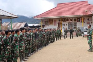 Tembus Pedalaman Papua, Pangkostrad Kunjungi Satgas Yonif PR 305 Kostrad dan Bahagiakan Masyarakat Intan Jaya