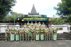 Pangdivif 2 Kostrad Mayjen TNI Syafrial Pimpin Ziarah Ke Astana Giri Bangun