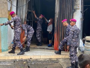 LANTAMAL III TERJUNKAN TIM SATGAS BENCANA KE LOKASI KEBAKARAN PLUMPANG JAKARTA UTARA