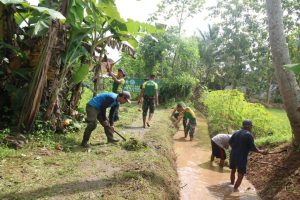 Ucapan Terima Kasih Warga Cisuga, Kehadiran Prajurit Kostrad Bersih Bersih Lingkungan