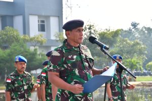 Komandan Lantamal XII Pontianak Pimpin Upacara Penaikan Bendera Hari Senin di Mako Lantamal XII