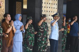 Komandan Lanal Bandung Bersama Unsur Forkopimda Lepas Keberangkatan Presiden RI Usai Laksanakan Kunker Di Wilayah Jawa Barat