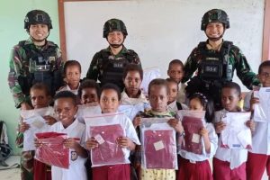 Dukung Cerdaskan Anak Papua, Satgas Yonif R 514 Kostrad Bagikan Seragam Sekolah