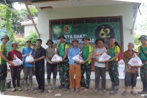 Musim Hujan Banjir Mengintai, Pembersihan Irigasi Prajurit Kostrad Bersama Warga