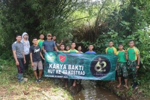 Bencana Tidak Mengenal Waktu dan Tempat, Yonarmed 13 Kostrad Bersih Bersih Sungai Bersama Warga