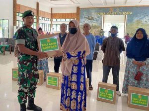 Ringankan Beban Masyarakat, Prajurit Yonbekang 2 Kostrad Bagikan Sembako