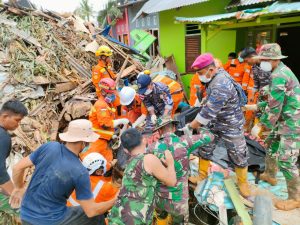 Prajurit TNI AL Posal Serasan Bantu Evakuasi Korban Bencana Alam Longsor di Pulau Serasan